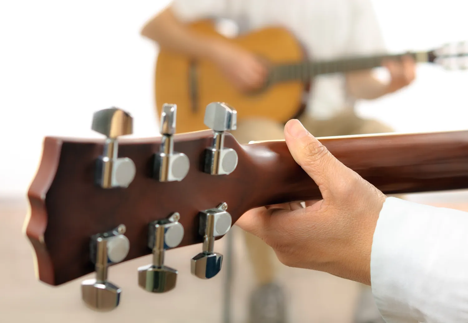 Kiedy powstała gitara elektryczna?
