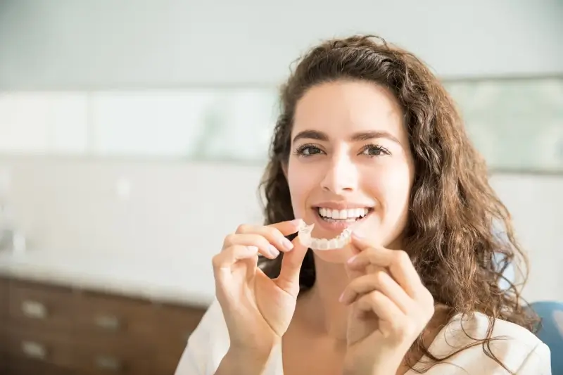 Noszenie nakładek Invisalign